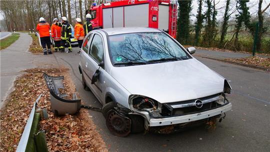 Der beschädigte Opel Corsa wurde von der Feuerwehr auf einen Parkplatz geschoben.