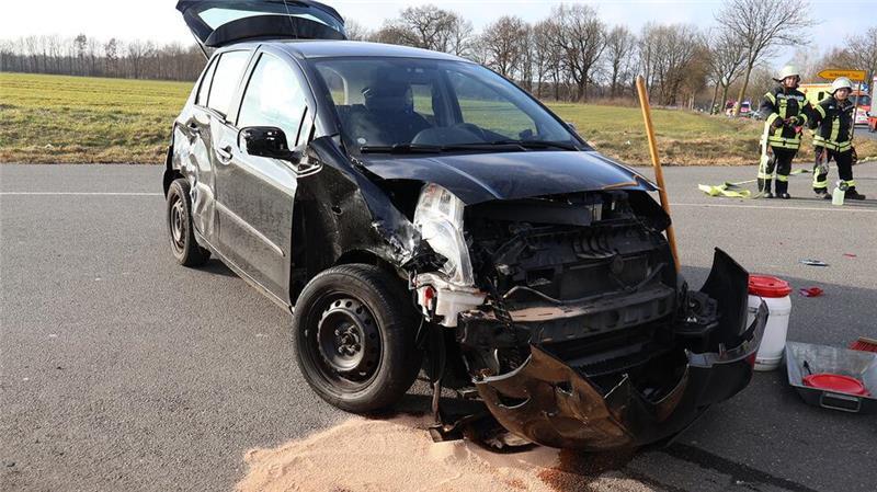 Autos kollidieren auf der B3 - Sieben Verletzte Der beschädigte Toyota. Alle Insassen konnten die Fahrzeuge selbst verlassen.