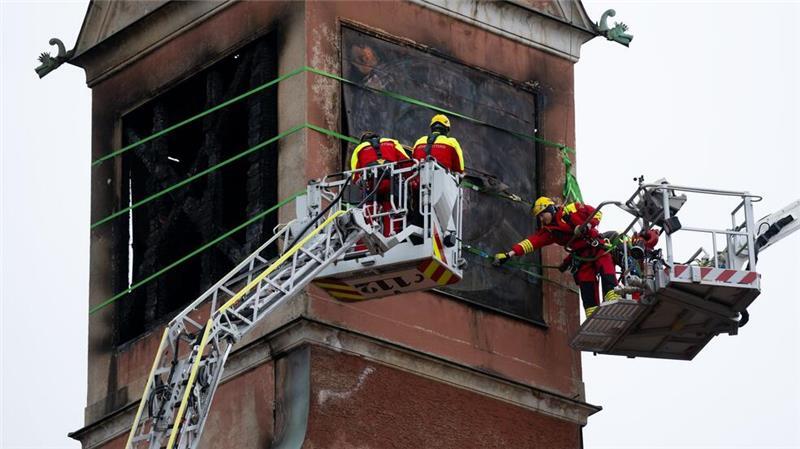 Der beschädigte Turm wird mit Spanngurten gesichert