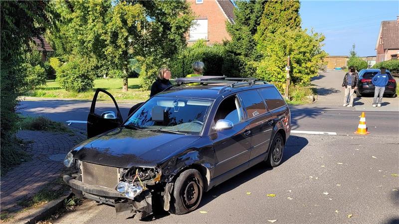 Altes Land: Motorradfahrer prallt in PKW und verletzt sich schwer Der beschädigte VW Passat nach dem Unfall.