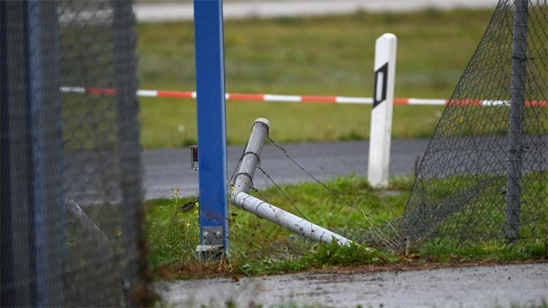 Fahrzeug durchbricht Zaun am Flughafen Leipzig/Halle Der beschädigte Zaunabschnitt liegt an einer öffentlichen Straße.