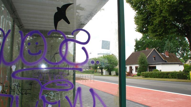 Der beschmierte Unterstand an der neuen und barrierefreien Bushaltestelle.