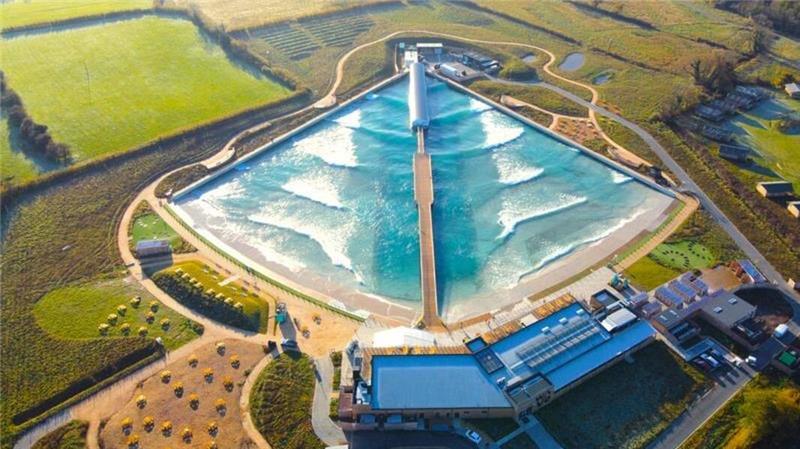 Nach dem Surfpark-Urteil: Jetzt melden sich die Initiatoren zu Wort Der bestehende Surfpark in Bristol ähnelt dem geplanten Bau in Stade.