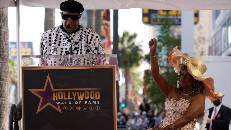 Hollywood-Stern für Sängerin Martha Reeves Der blinde Soul-Sänger Stevie Wonder (l) dankte Reeves für deren Unterstützung.