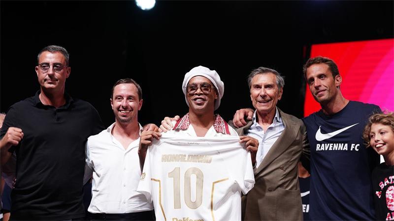 Der brasilianische Fußballstar Ronaldinho (M) posiert für ein Foto.