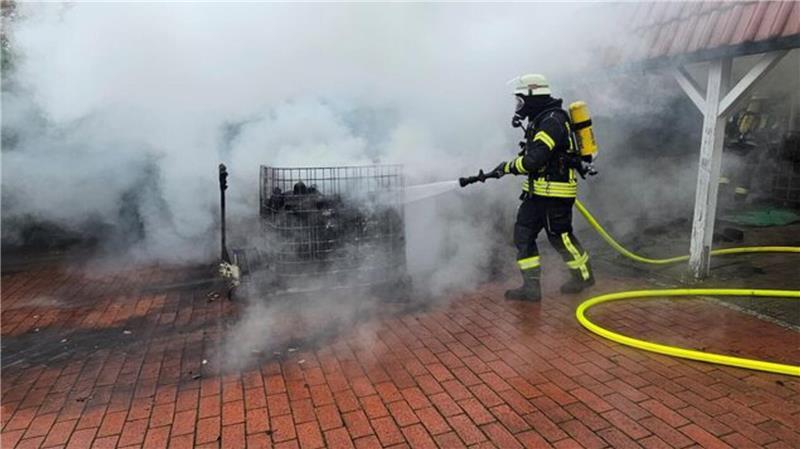 Flammen schlagen aus Carportdach in Hechthausen Der brennende Holzhaufen, der auf einer Palette gelagert war, konnte mit einem Hubwagen ins Freie gebracht und dort vollständig abgelöscht werden.