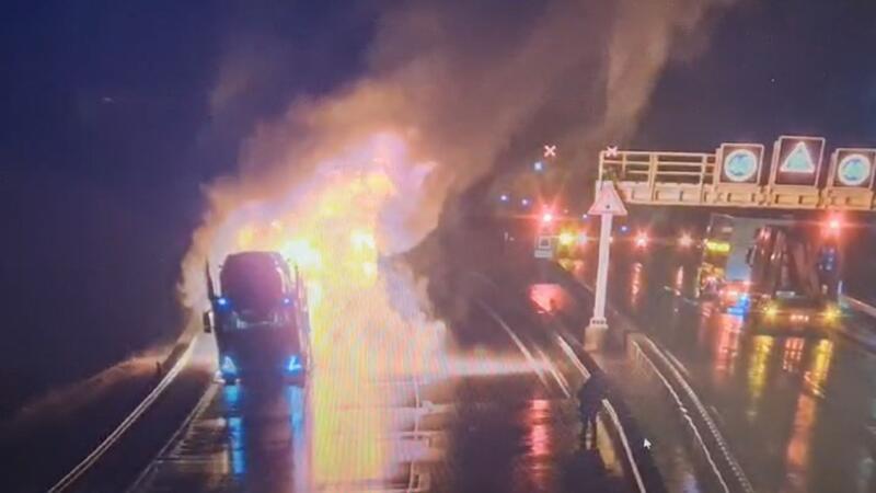 Brennender Lkw im Rennsteig-Tunnel Der brennende Lastwagen auf der A71 hinter dem Rennsteigtunnel.