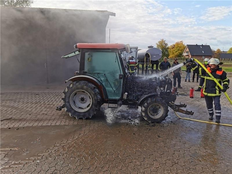 Der brennende Traktor wird abgelöscht. Foto: Bleeken