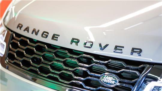 Der britisch-indische Autobauer Jaguar Land Rover ist nach einer Cyberattacke schon seit Wochen lahmgelegt. (Symbolfoto)