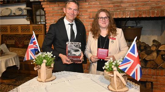 Der britische Botschafter Andrew Mitchell hat die Heimatforscherin Debbie Bülau aus Aspe im Heimathaus in Kutenholz mit der British Empire Medal ausgezeichnet.