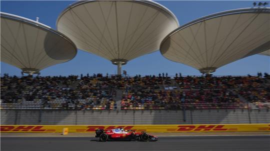 Der britische Ferrari-Pilot Lewis Hamilton steuert sein Auto während des ersten Trainings beim Grand Prix von China über die Strecke.