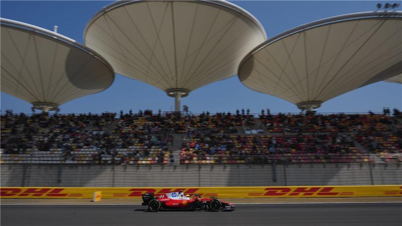 Der britische Ferrari-Pilot Lewis Hamilton steuert sein Auto während des ersten Trainings beim Grand Prix von China über die Strecke.