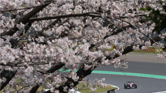 Der britische Ferrari-Pilot Lewis Hamilton steuert sein Auto.