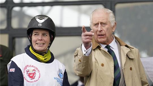 Der britische König Charles III. (r) bei der Royal Windsor Horse Show.