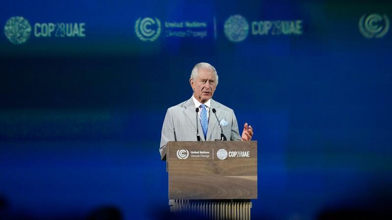 COP28: Emirate kündigen Fonds für Klimaprojekte an Der britische König Charles III. spricht während der Eröffnungszeremonie des UN-Klimagipfels.