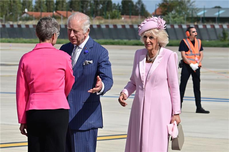 Der britische König Charles III. und Königin Camilla werden von der französischen Premierministerin Elisabeth Borne (l) auf dem Flughafen Orly südlich von Paris empfangen.