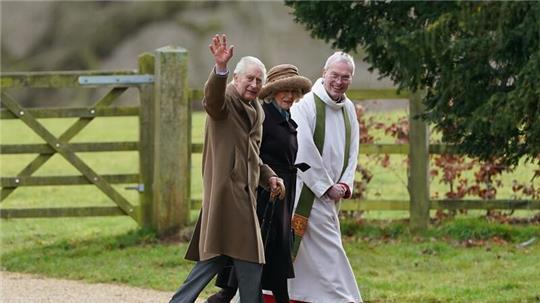 Der britische König Charles III. und Königin Camilla kommen zu einem Sonntagsgottesdienst in der St. Mary Magdalene Church.