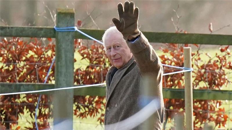 König Charles III. grüßt nach Kirchgang in Sandringham Der britische König Charles III. winkte, als er das Gelände der St.-Mary-Magdalene-Kirche in Sadringham verließ.