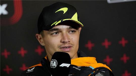 Der britische McLaren-Pilot Lando Norris spricht während einer Pressekonferenz.