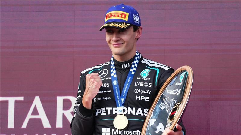 Der britische Mercedes-Pilot George Russell jubelt nach seinem Sieg beim Großen Preis von Australien.