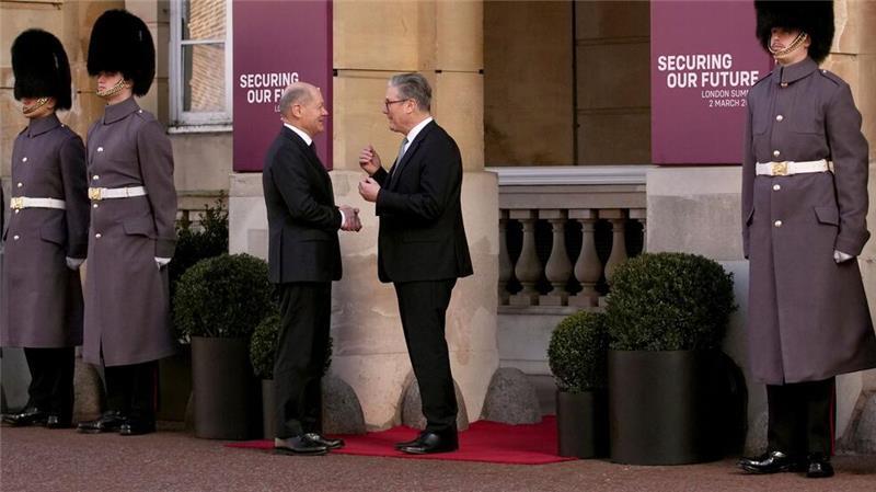 Der britische Premier Starmer begrüßt Bundeskanzler Scholz