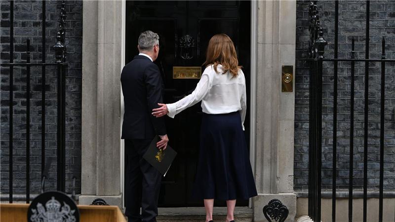 Der britische Premierminister Keir Starmer (links) und seine Frau Victoria (rechts) nach der Rücktrittsankündigung.