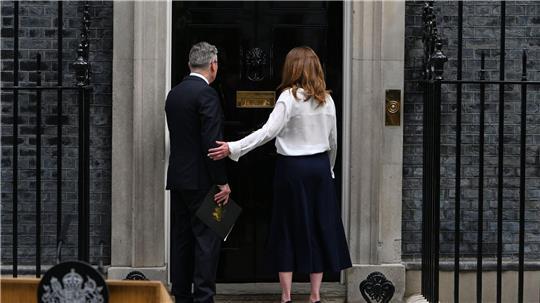 Der britische Premierminister Keir Starmer (links) und seine Frau Victoria (rechts) nach der Rücktrittsankündigung.
