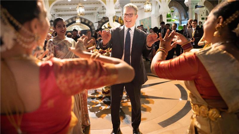 Der britische Premierminister Keir Starmer tanzt.