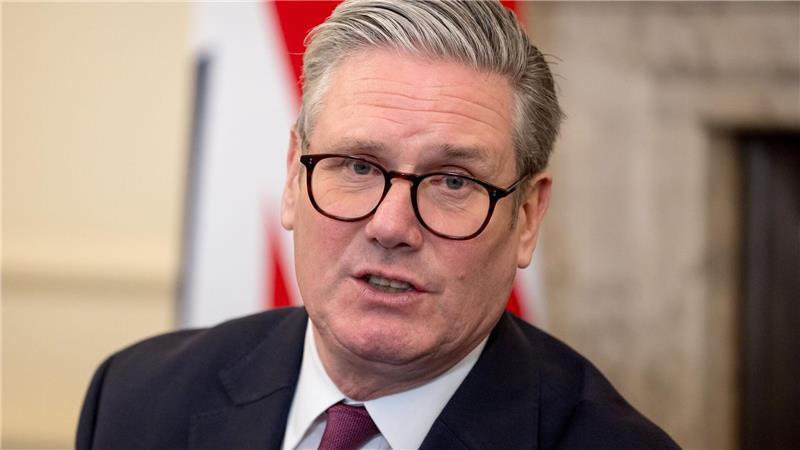 Netflix: Schon fast 100 Millionen Abrufe für „Adolescence“ Der britische Premierminister Keir Starmer traf sich mit den Machern der Fernsehserie „Adolescence“ sowie mit Wohlfahrtsverbänden und jungen Menschen in der Downing Street 10 in London, um sich die Erfahrungen der Kinder von heute anzuhören und die von der Fernsehserie aufgeworfenen Fragen zu erörtern.