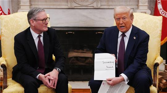 Der britische Premierminister Keir Starmer überreichte US-Präsident Donald Trump eine Einladung von König Charles zum Staatsbesuch im Vereinigten Königreich. (Archivfoto)