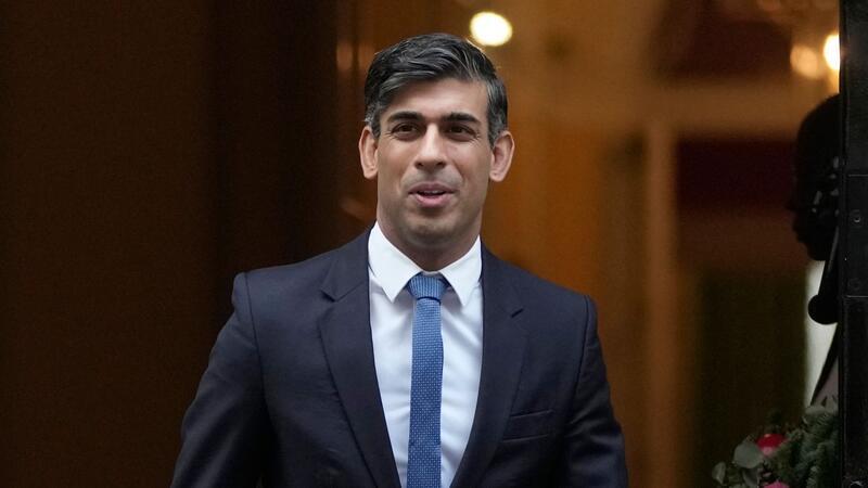 Der britische Premierminister Rishi Sunak hat mit seinen Turnschuhen eine Diskussion ausgelöst.