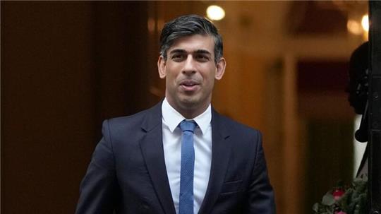 Der britische Premierminister Rishi Sunak hat mit seinen Turnschuhen eine Diskussion ausgelöst.