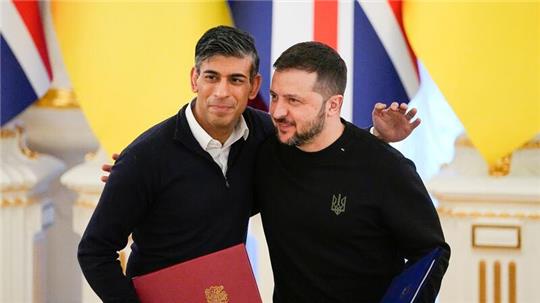 Der britische Premierminister Rishi Sunak (l) umarmt den ukrainischen Präsidenten Wolodymyr Selenskyj, nach der Unterzeichnung eines Sicherheitsabkommens.