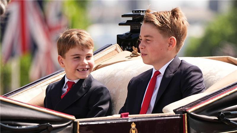 Der britische Prinz George - hier neben seinem kleinen Bruder Louis - soll aufs Elite-Internat Eton gehen. (Archivbild)