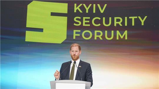 Der britische Prinz Harry reist nicht im Auftrag des Königshauses, sondern auf eigene Faust.