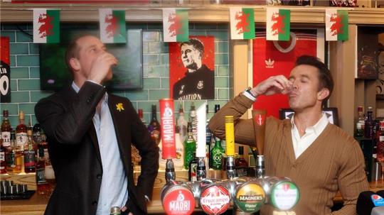 Der britische Prinz William (l) mit Rob McElhenney, dem Co-Eigentümer des Viertligisten AFC Wrexham, im The Turf Pub.