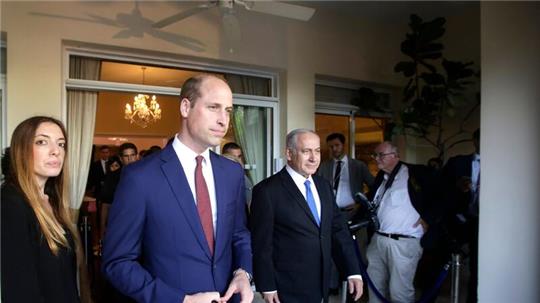 Der britische Prinz William (m) 2018 mit dem israelischen Ministerpräsidenten Benjamin Netanjahu in Israel.