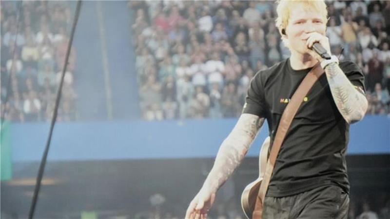 Hamburg steht Kopf wegen Ed Sheeran - viele Fans aus der Region feiern mit Der britische Sänger liefert nicht nur Hits, sondern auch Gänsehautmomente. Foto: Brettschneider