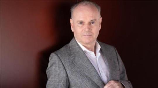 Der britische Schauspieler, Moderator und Kabarettist Mark Lyndon kommt mit seinem aktuellen Programm „How to be a Hamburger“ nach Buxtehude.