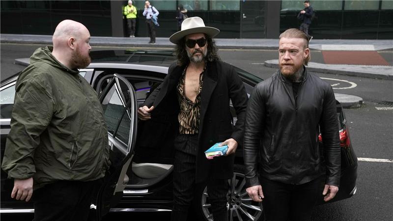 Der britische Schauspieler Russell Brand ist wegen schwerer sexueller Straftaten angeklagt. Er bestreitet die Vorwürfe.