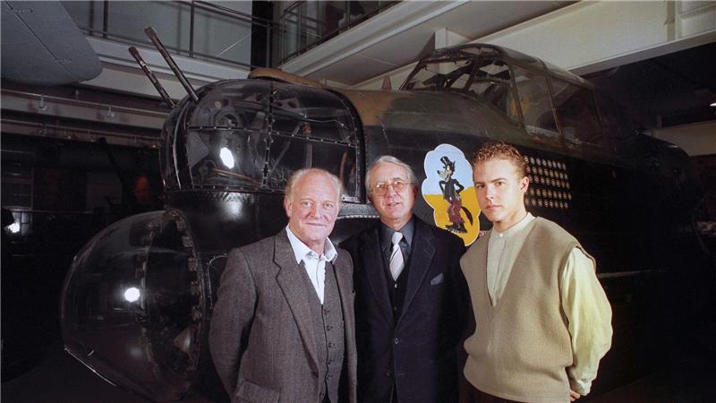 Der britische Spionagethriller-Autor Len Deighton (Mitte) ist im Alter von 97 Jahren gestorben. (Archivbild)