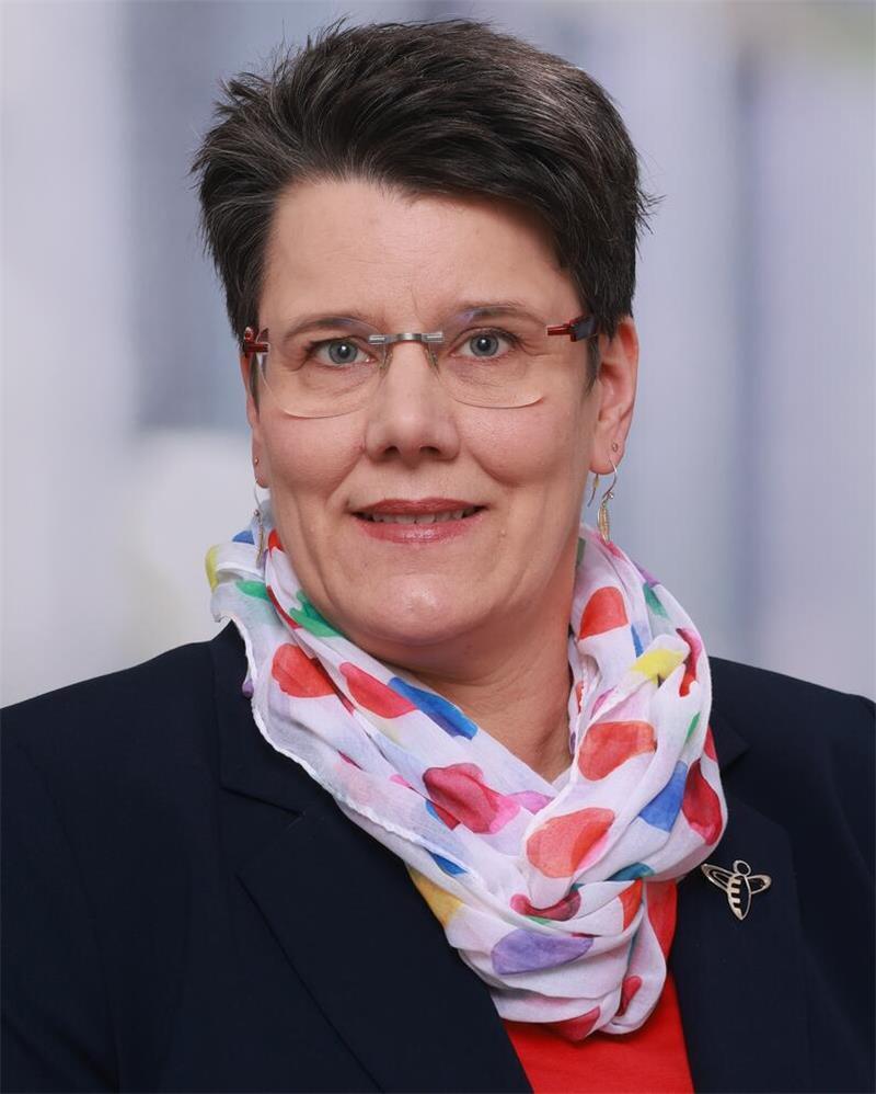 Der bunte Schal und das rote Oberteil sind die Markenzeichen des Vorstands.