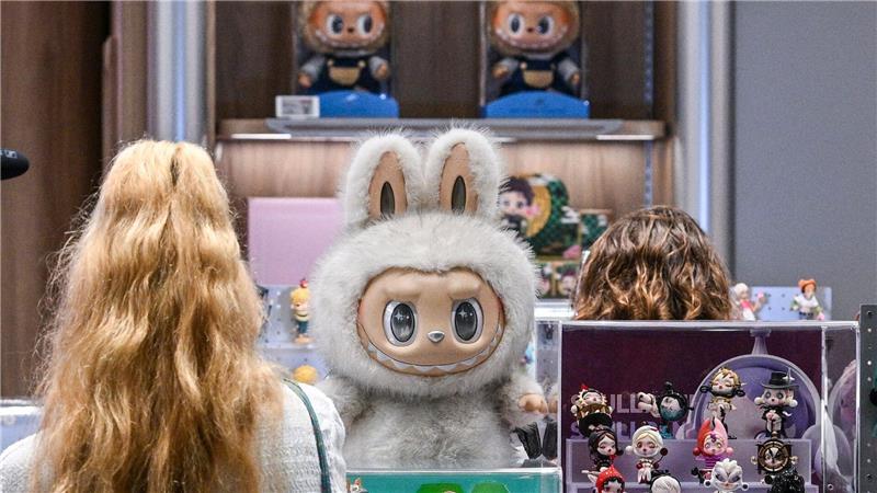 Ansturm auf Deutschlands ersten Labubu-Laden in Berlin Der chinesische Hersteller und Händler Pop Mart ist vor allem durch seine Labubu-Plüschfiguren bekannt.