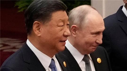 Der chinesische Präsident Xi Jinping (l) und der russische Präsident Wladimir Putin: Putin will im Mai China besuchen.