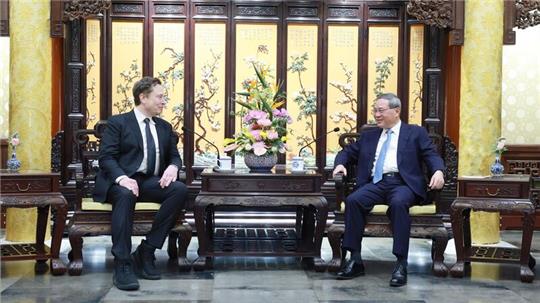 Der chinesische Premierminister Li Qiang trifft sich in Peking mit Elon Musk (l.).