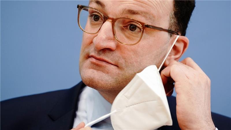 Corona-Masken: Textilfirma fordert halbe Milliarde vom Bund Der damalige Bundesgesundheitsminister Jens Spahn im März 2021 bei einer Pressekonferenz - mit FFP2-Maske, wie es damals üblich war.
