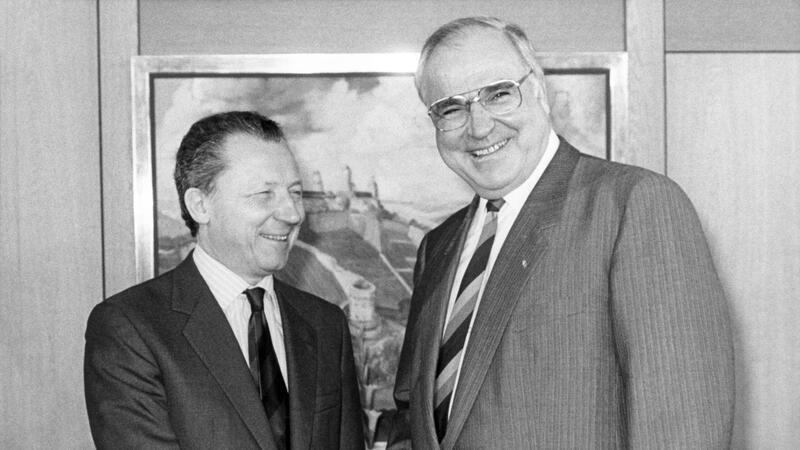 Früherer EU-Kommissionspräsident Jacques Delors gestorben Der damalige Bundeskanzler Helmut Kohl (CDU, r) empfängt 1987 den Präsidenten der EG-Kommission, Jacques Delors, zu einem Meinungsaustausch.