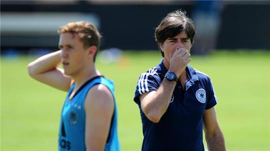 Der damalige Bundestrainer Joachim Löw (r) und Max Kruse im Jahr 2013.