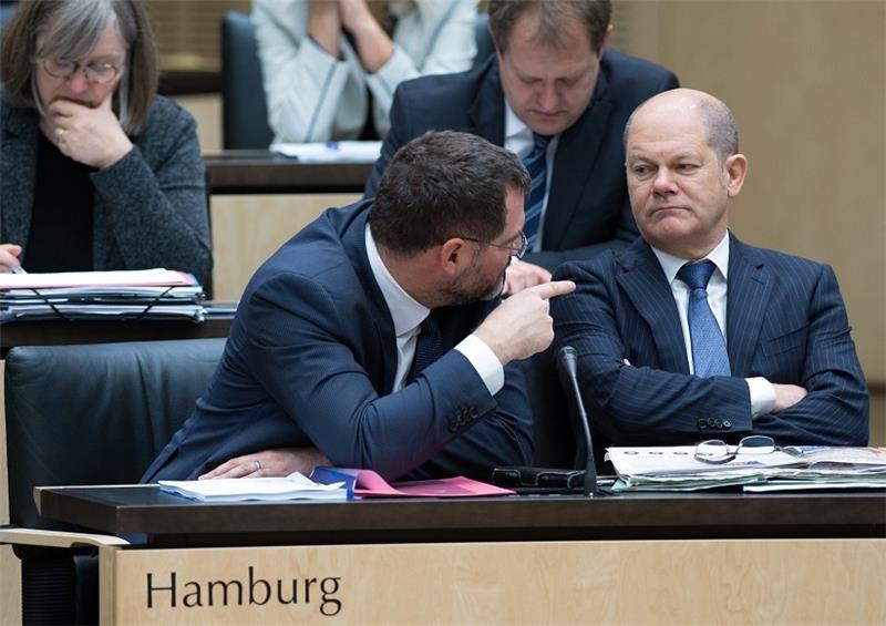 Der damalige Erste Bürgermeister von Hamburg, Olaf Scholz (rechts), unterhält sich während der Bundesratssitzung mit dem damaligen Staatsrat Wolfgang Schmidt (beide SPD). Foto: Soeren Stache/dpa