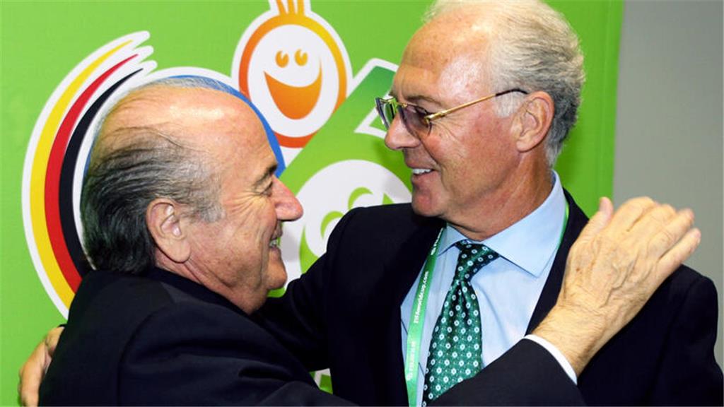 Der damalige FIFA-Präsident Joseph Blatter und Beckenbauer, der großen Anteil da...